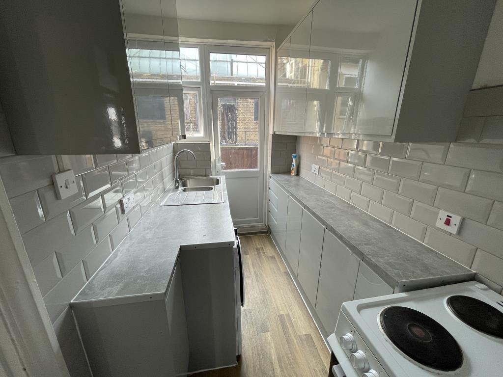 Lot: 87 - VACANT FLAT FOR INVESTMENT IN TOWN CENTRE LOCATION - Image of kitchen in empty flat by auction in Eltham